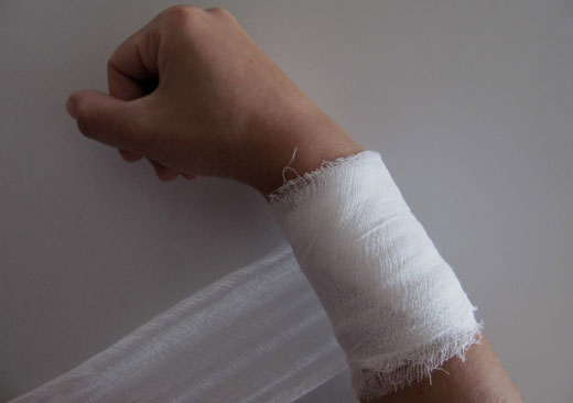 забинтованная рука